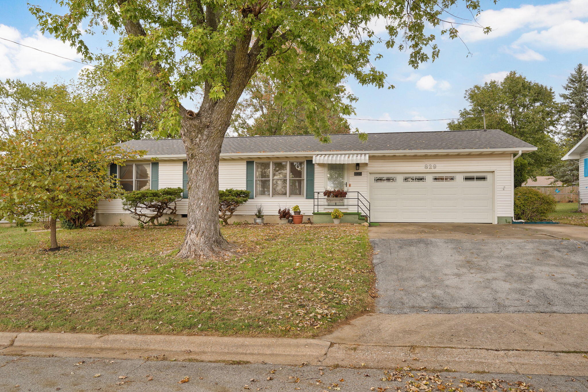 829 E Mcclernon Street — photo