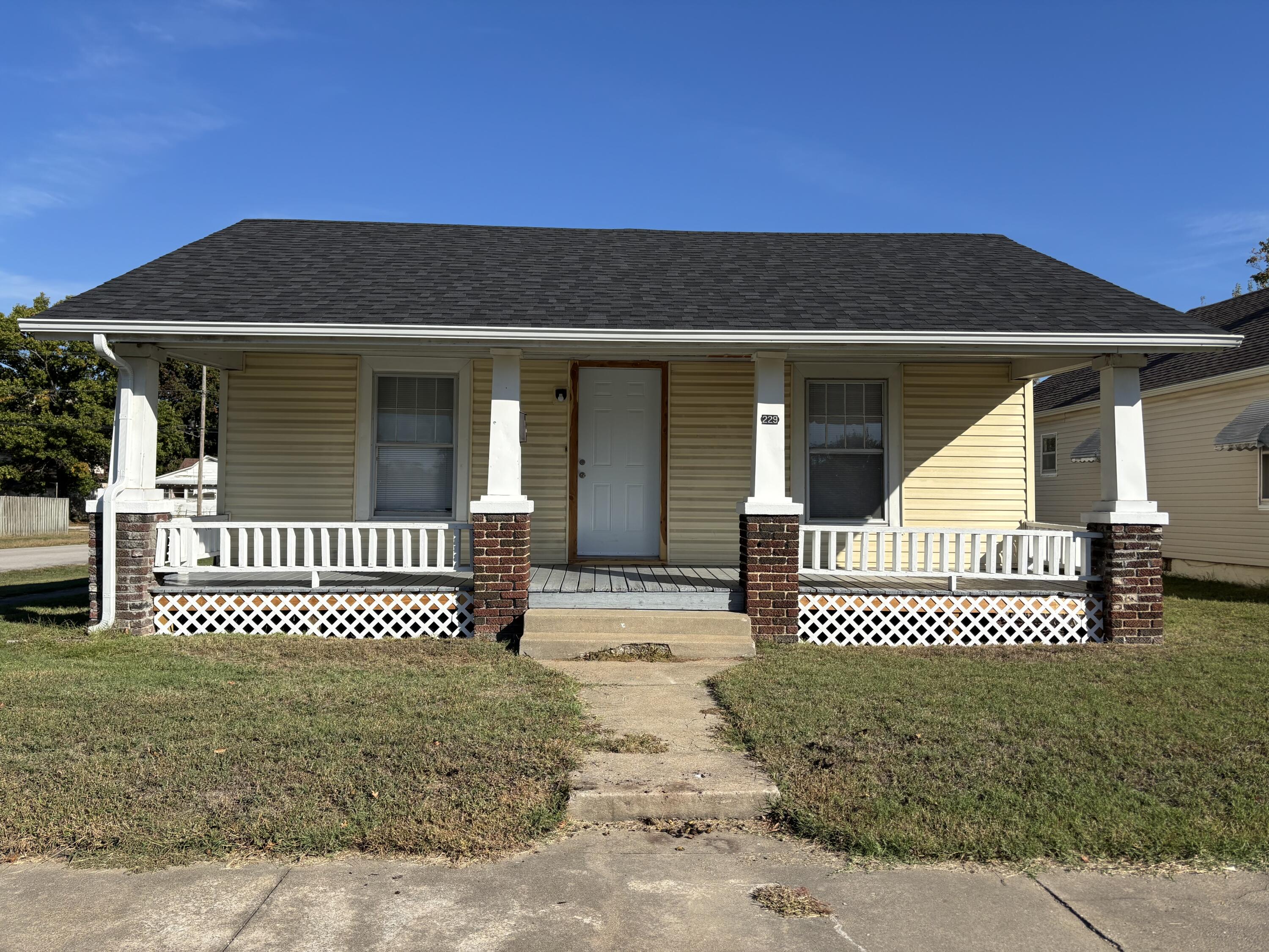 229 W College Street — photo