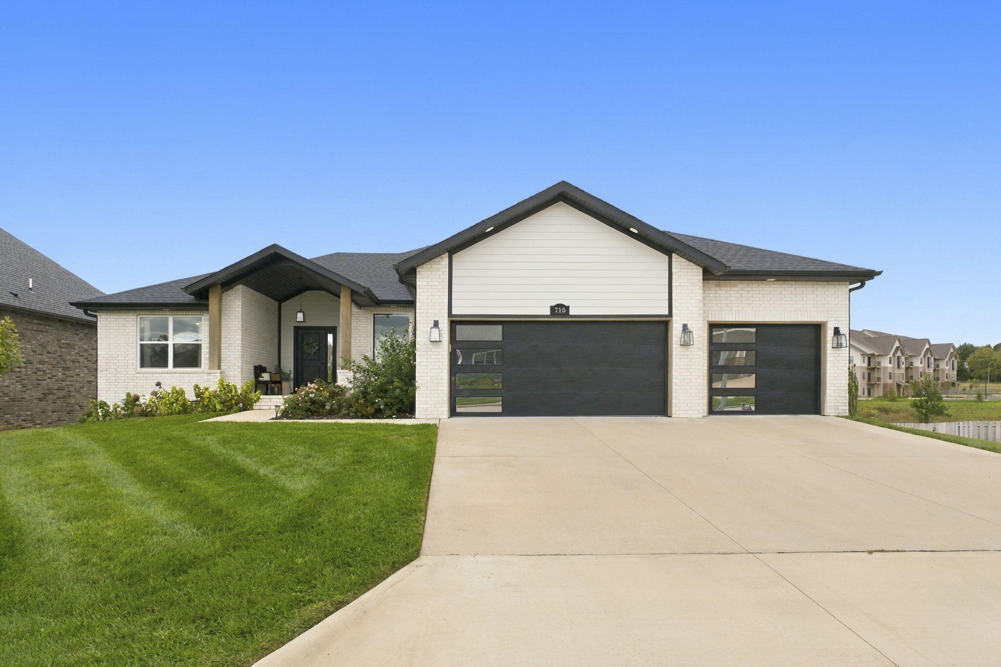 715 N Fox Hill Circle — photo