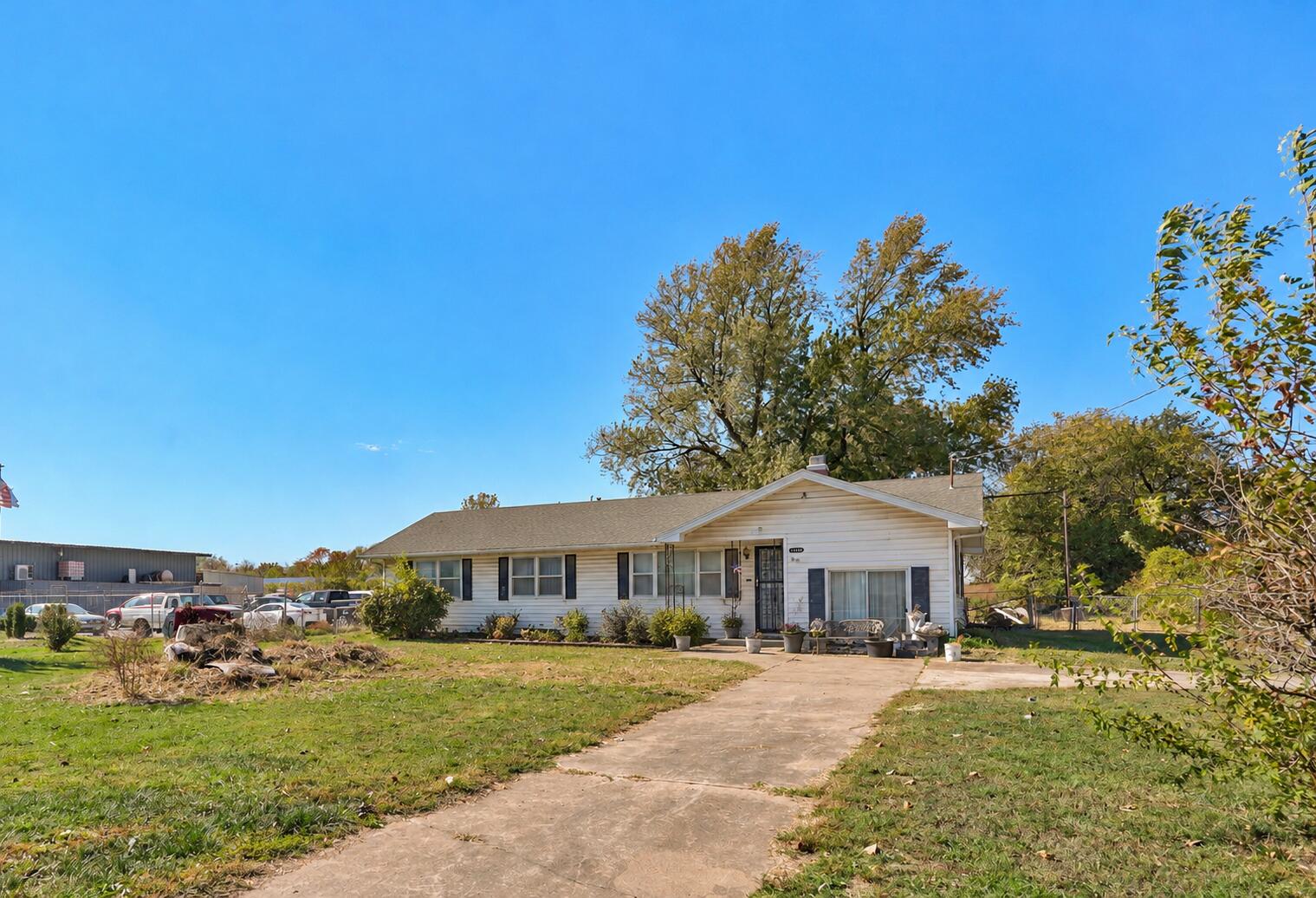 1100 N Farm Rd 123 — photo