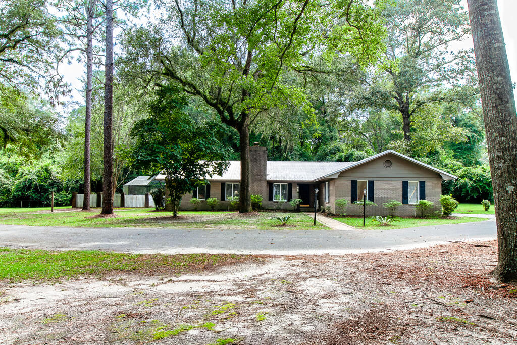 1712 Twin Lakes Dr — photo