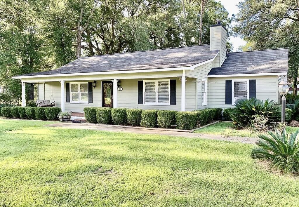 1003 Douglas Dr — photo