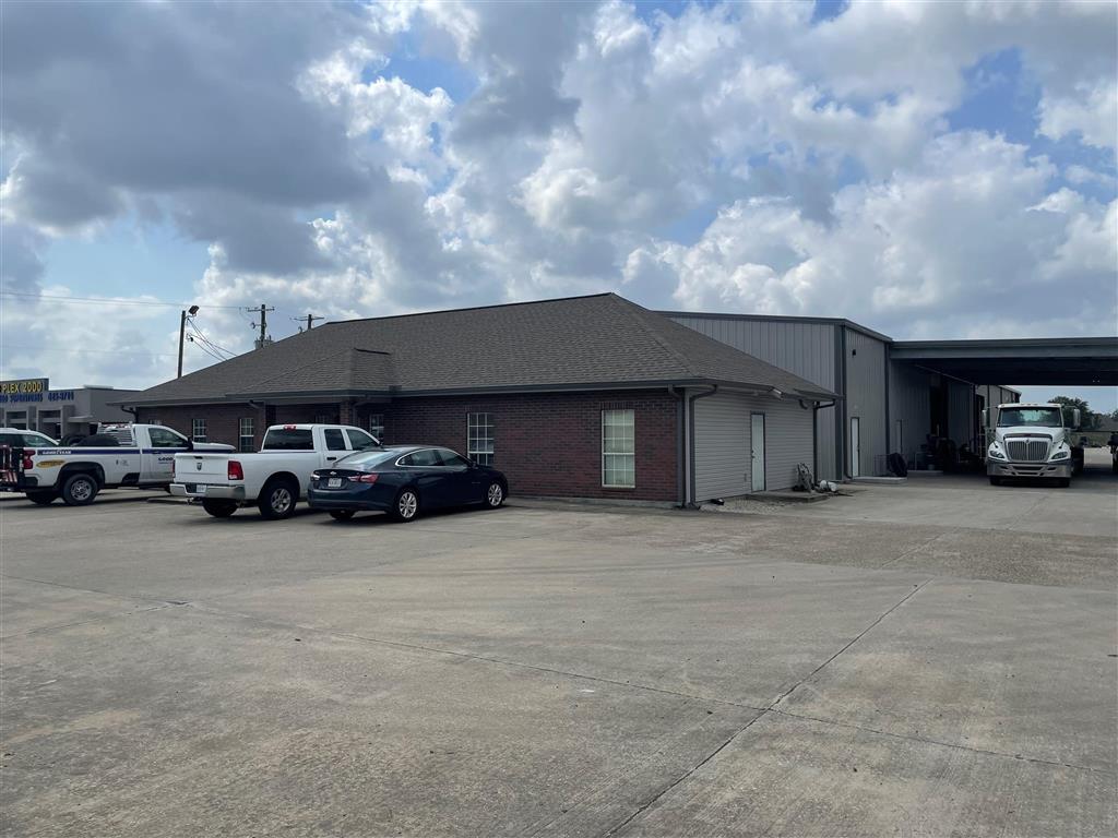 2906 E Napoleon Street E — photo