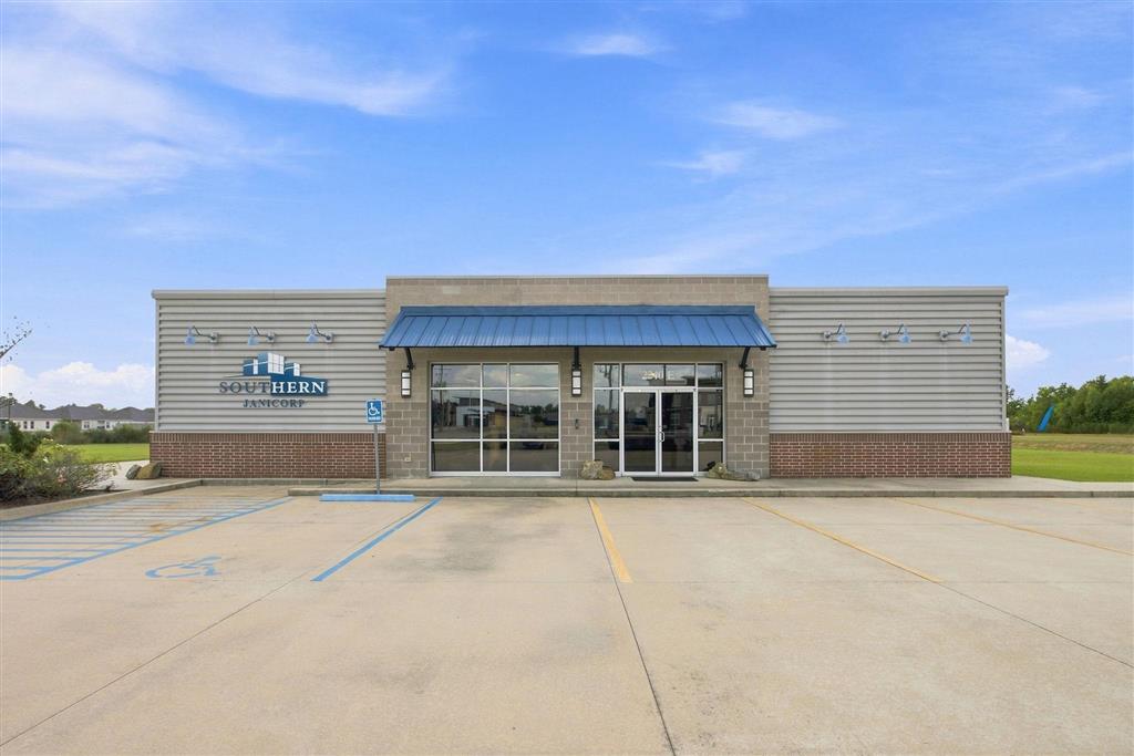 2240 E McNeese Street E — photo