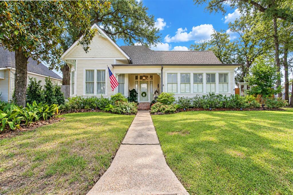 1002 Iris Street — photo