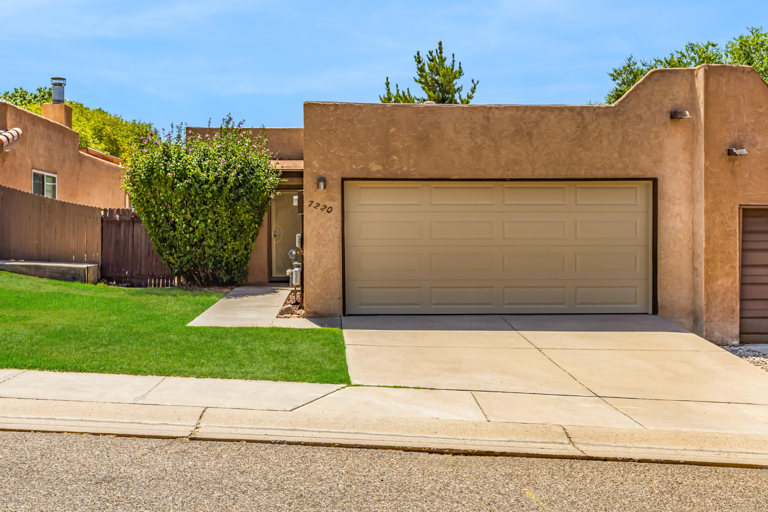 7220 Chickadee Lane NE — photo