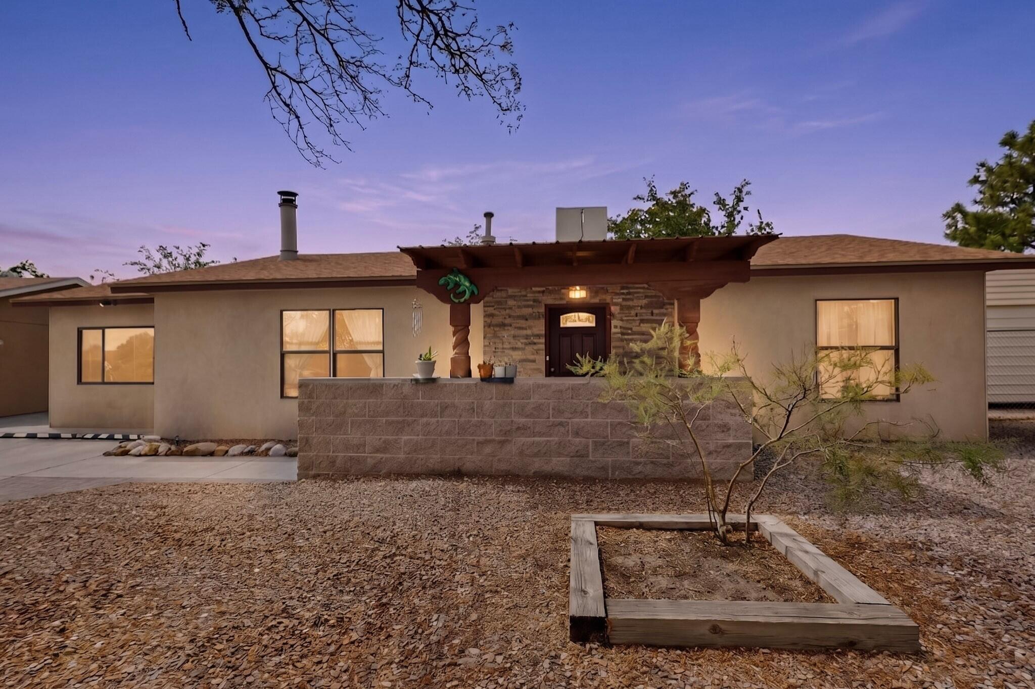 1652 Domain Loop SE — photo