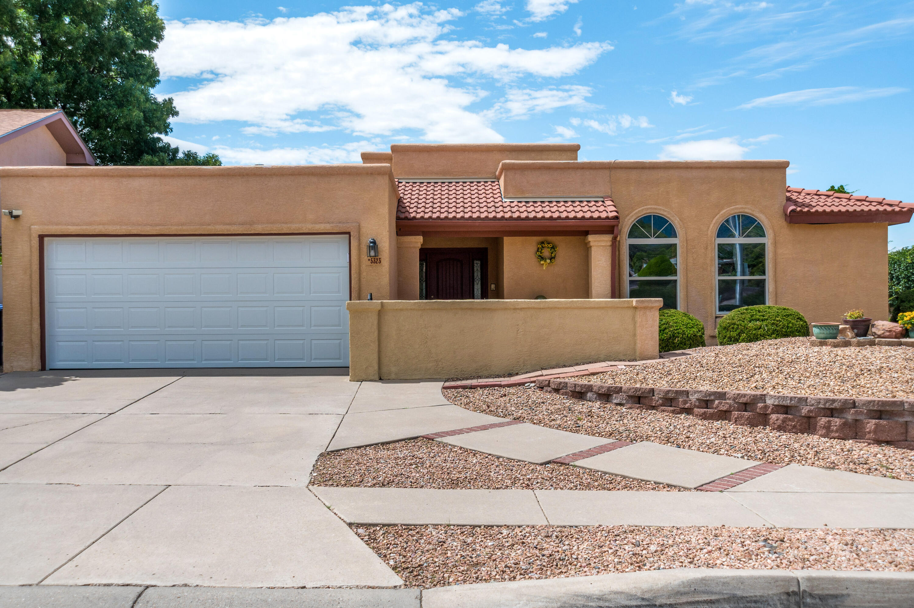 5323 Vista Bonita NE — photo