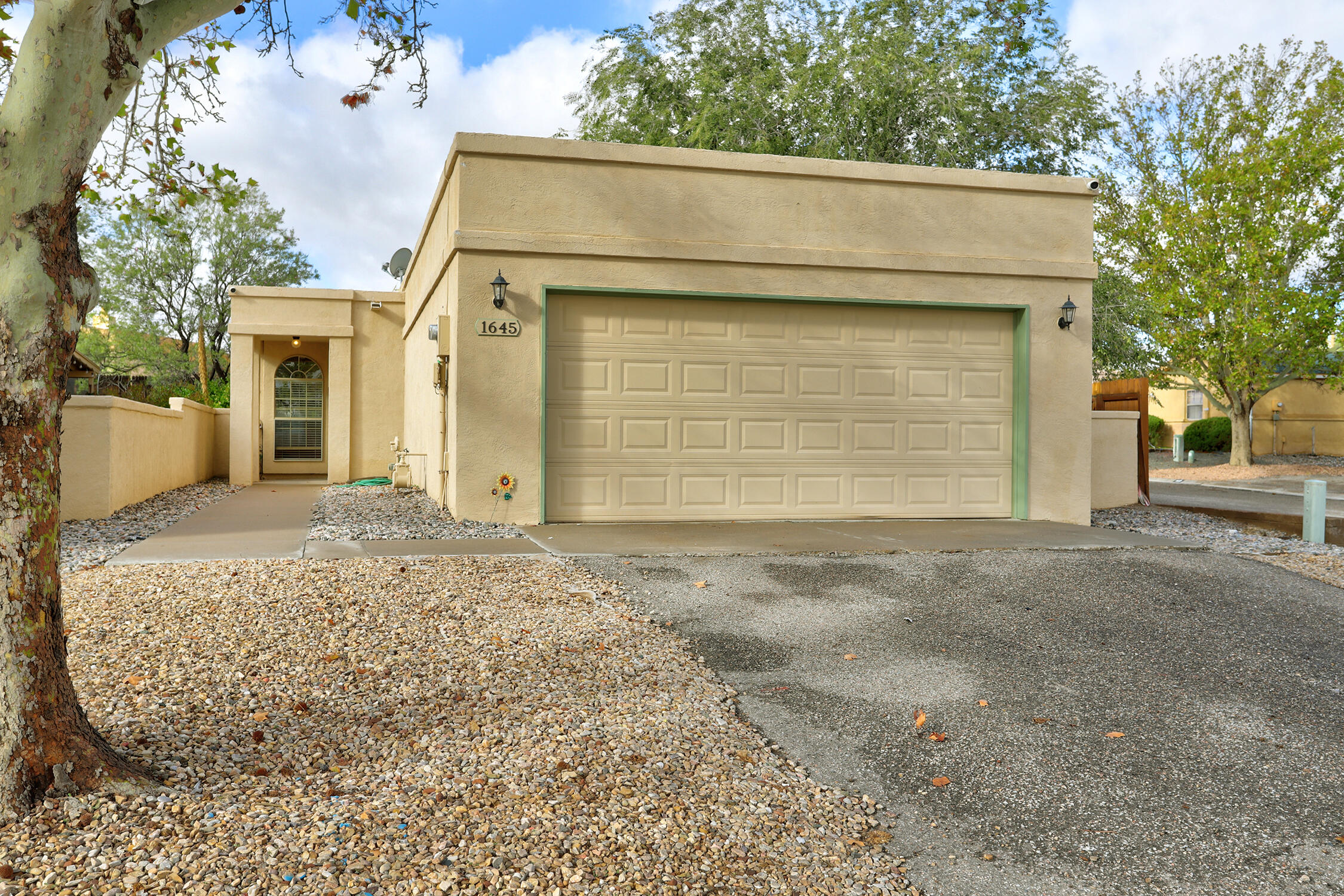 1645 Evelyn Drive NE — photo