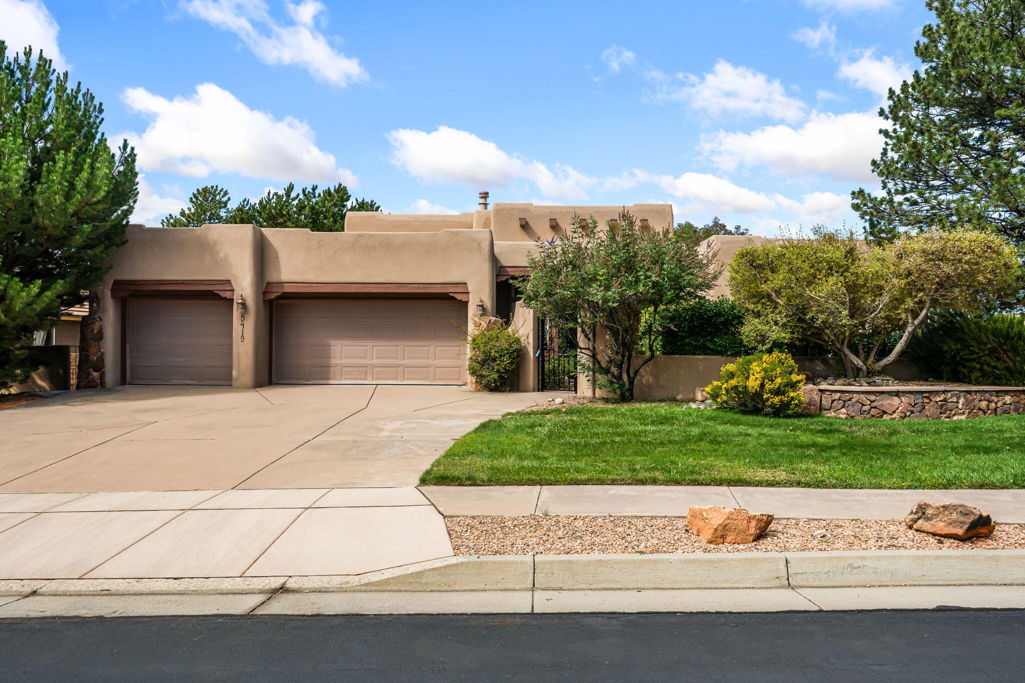 5419 High Canyon Trail NE — photo