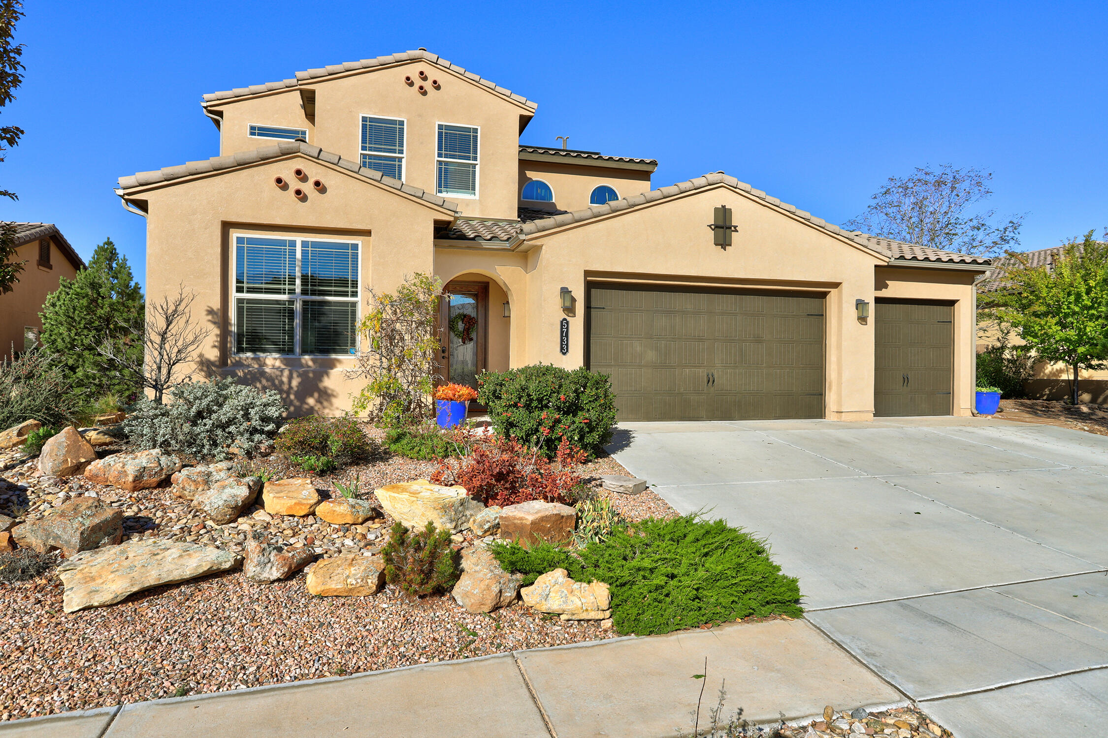 5733 Pikes Peak Loop NE — photo