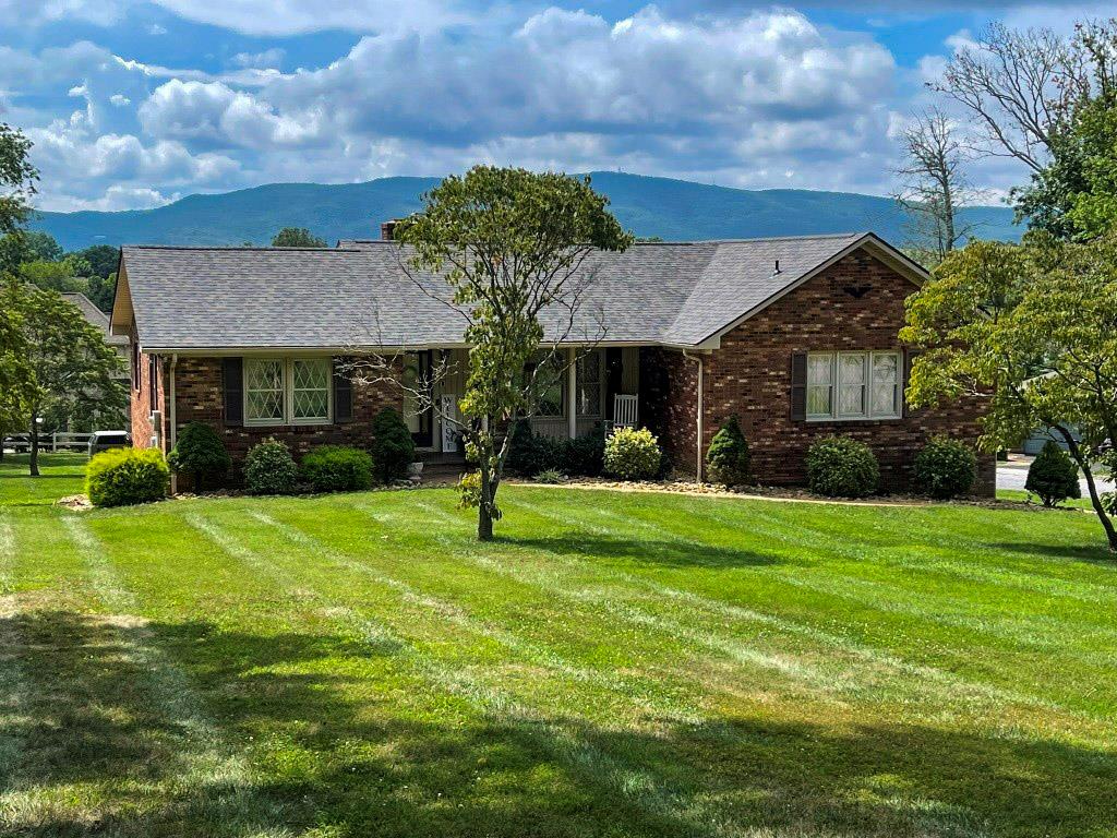 925 Mountain View Drive — photo
