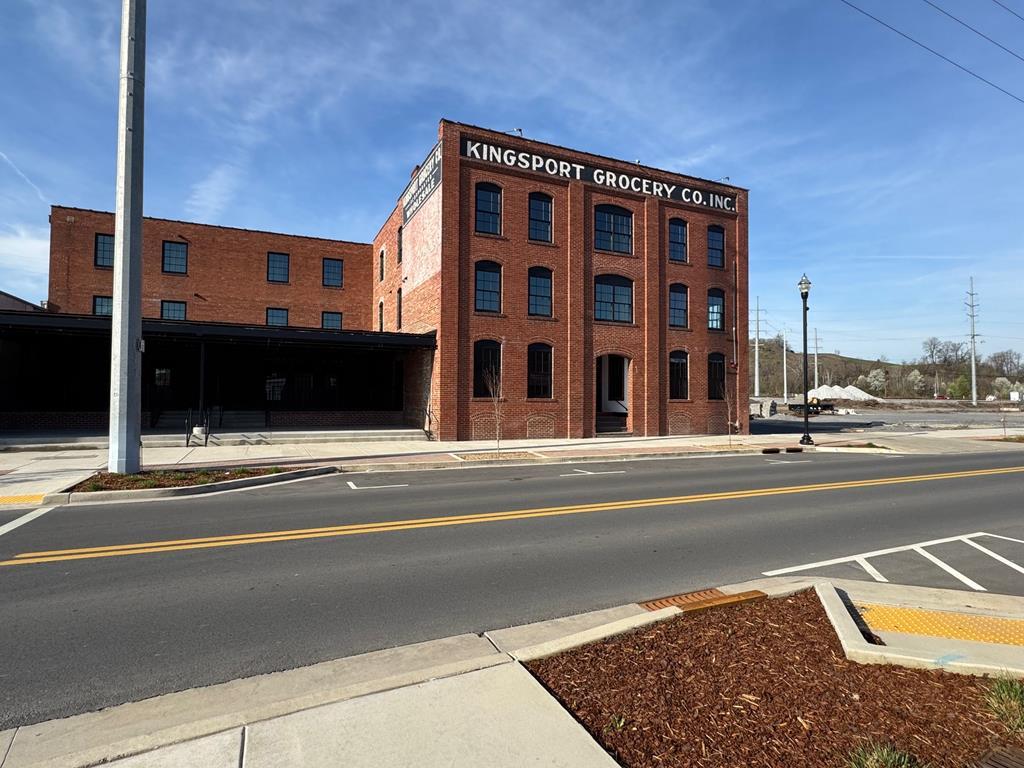 453-200 E Main — photo