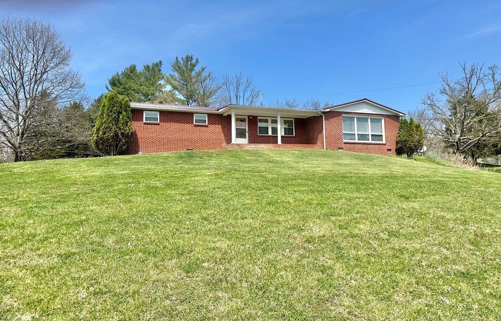 68 Beths Ln, Cedar Bluff, VA 24609 — photo 2