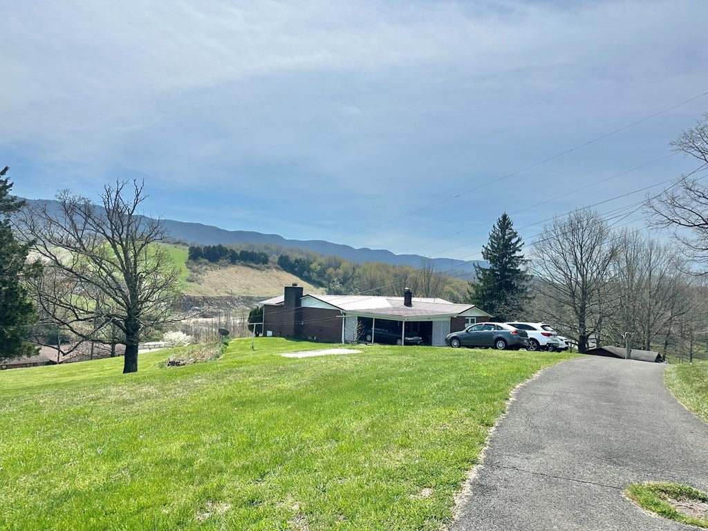 68 Beths Ln, Cedar Bluff, VA 24609 — photo 3