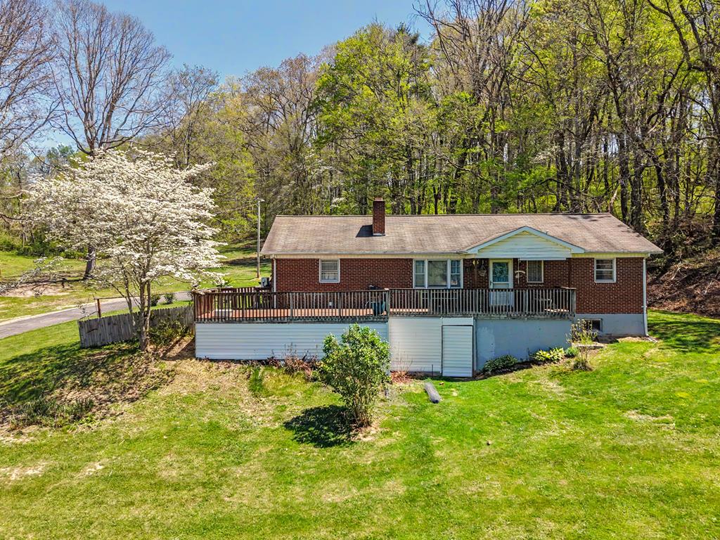 104 Frost Ln — photo
