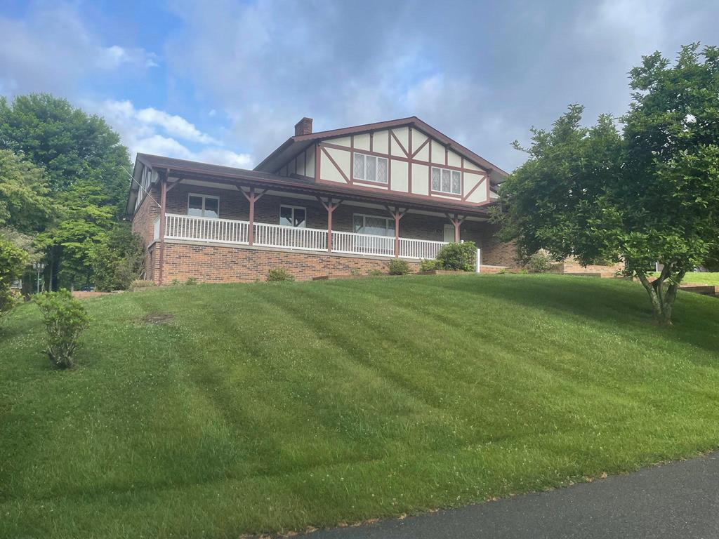 161 Valley Dr — photo