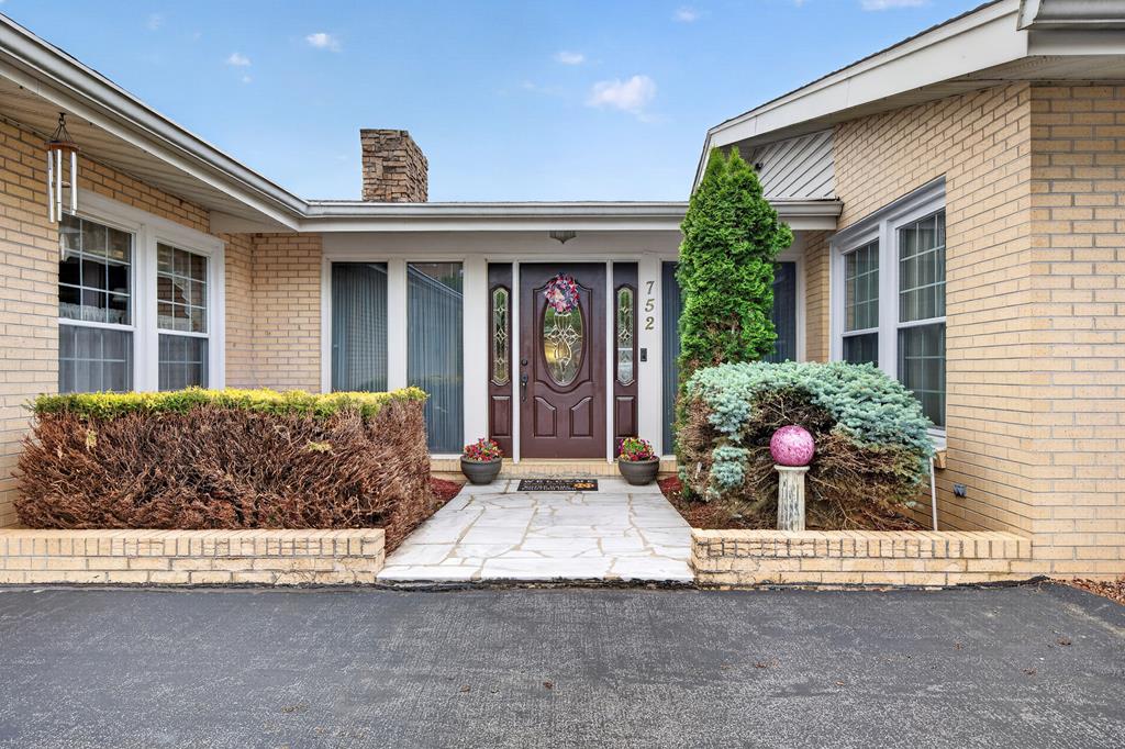 752 Skyview Drive — photo
