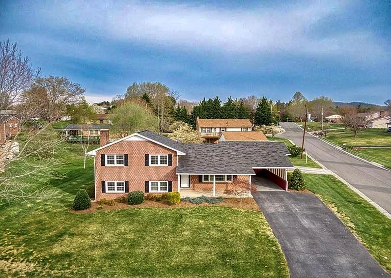 690 Mountain View Drive — photo