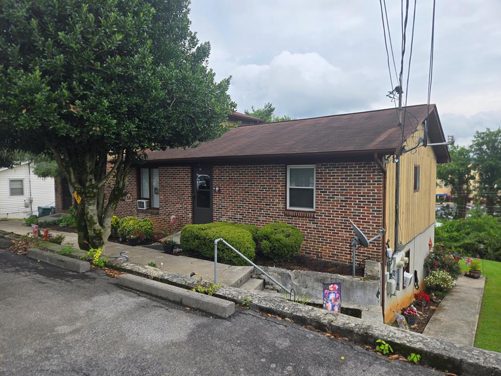 2714 Everette St — photo