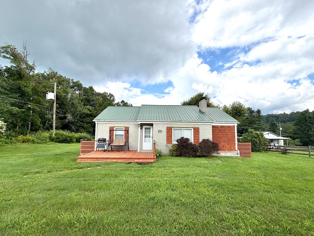 8075 Pipers Gap Rd — photo