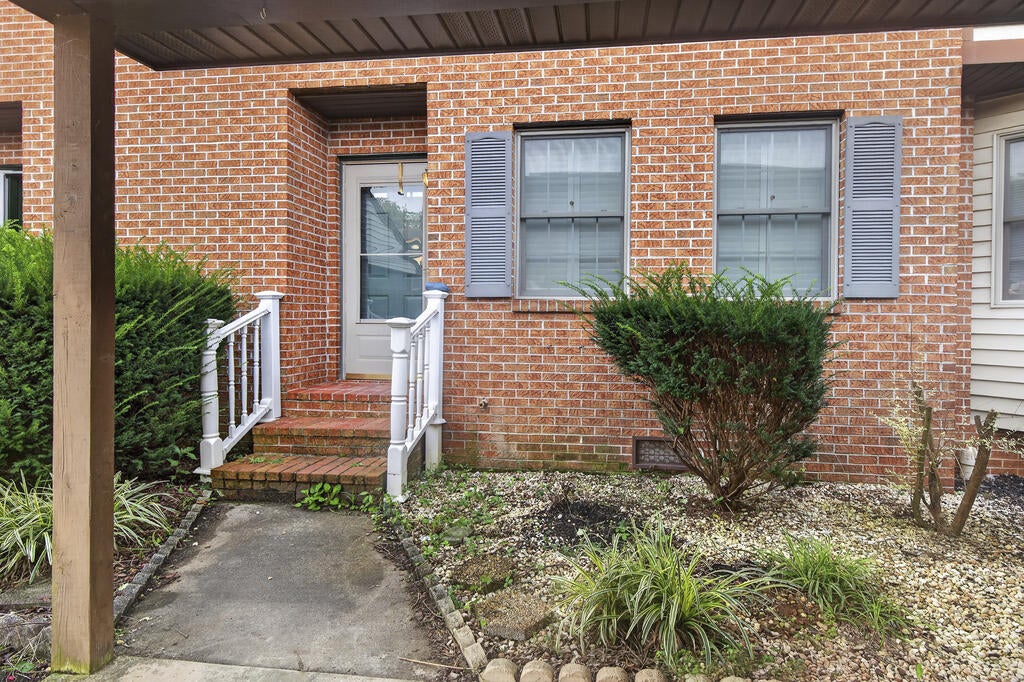 806 Crosscreek Dr — photo