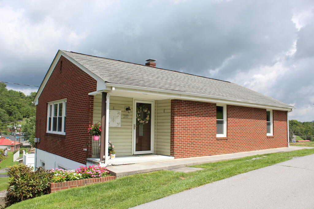 207 Steeles Ln — photo