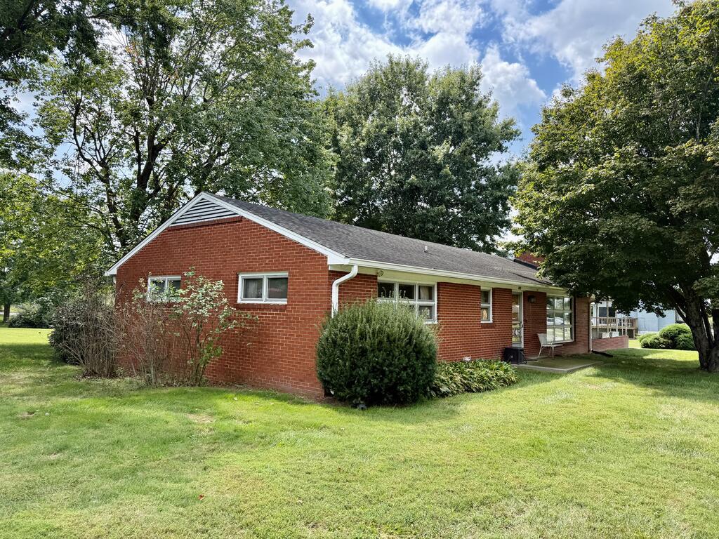 305 McArthur Circle — photo