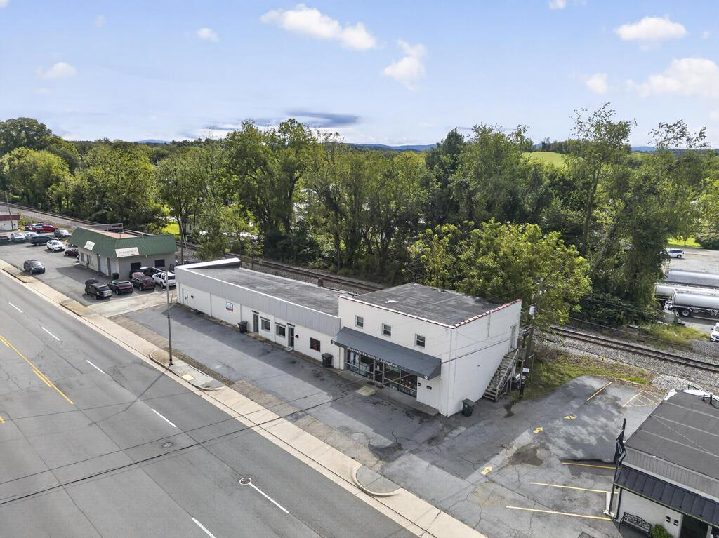 560 W Main St — photo