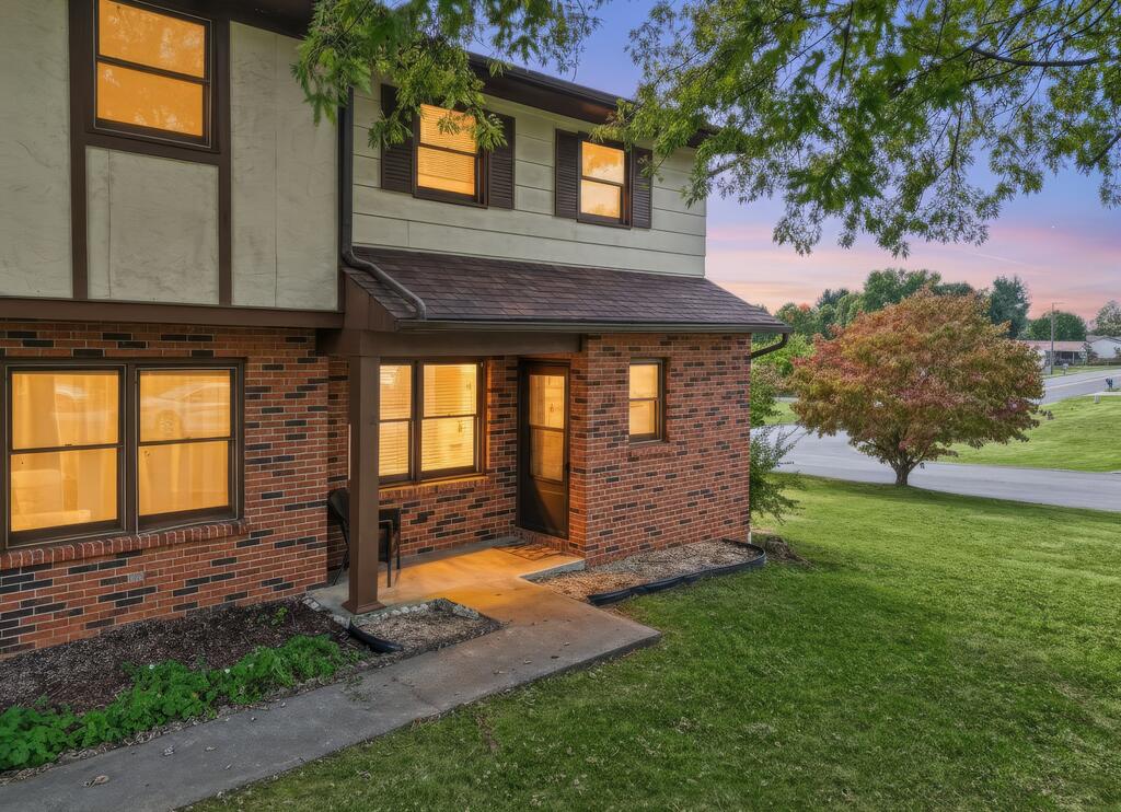 121 Oakcrest Circle — photo