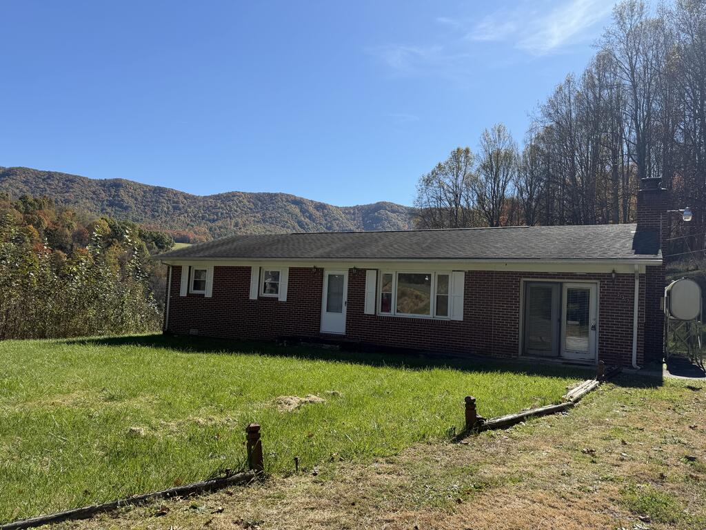 237 Walnut Drive, Cedar Bluff, VA 24609 — photo 2