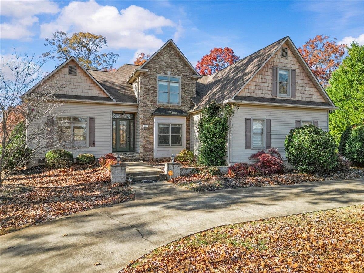 335 Valleyhigh Drive — photo