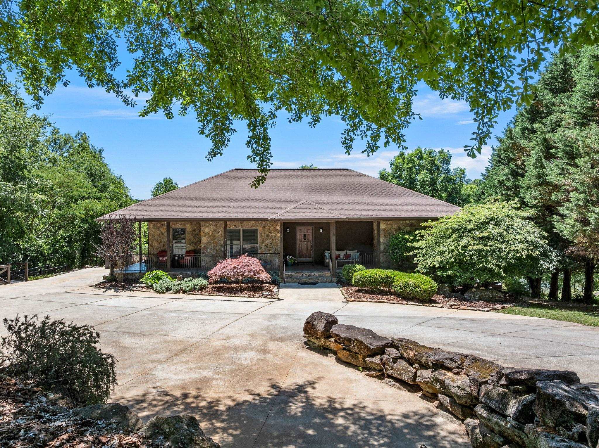 181 Lakeshore Drive — photo