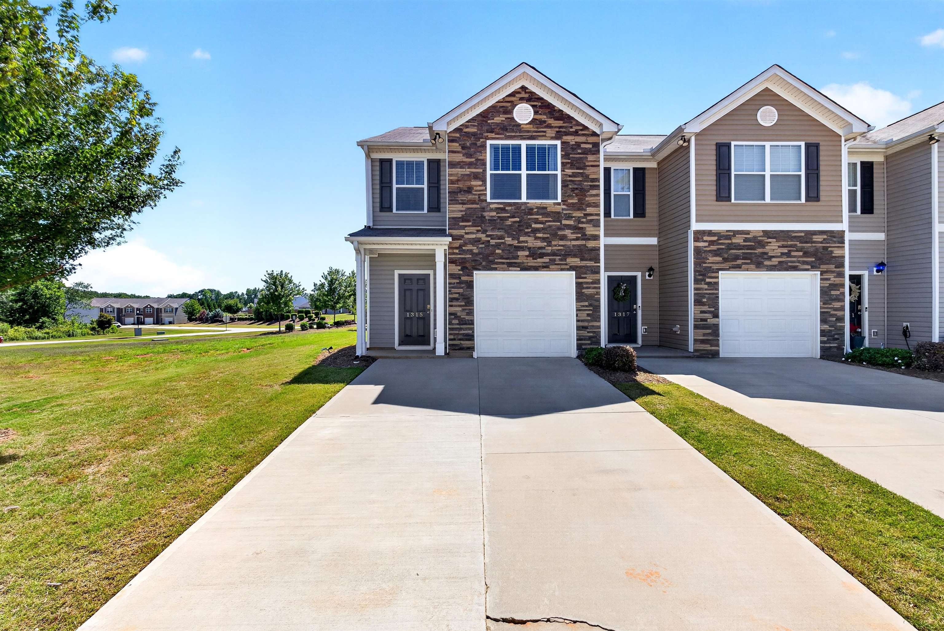 1315 Wunder Way — photo