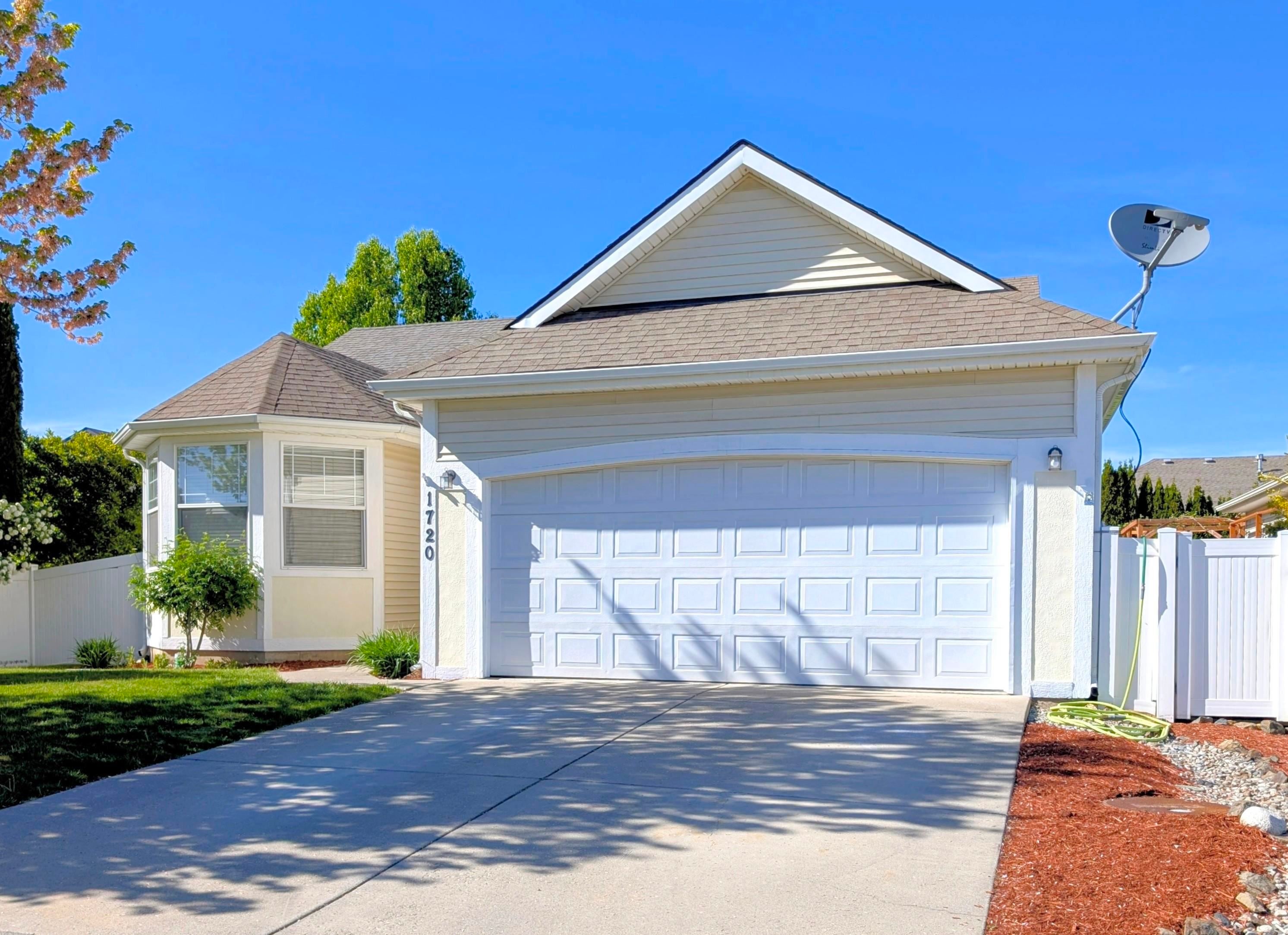 1720 W Briar Ln — photo