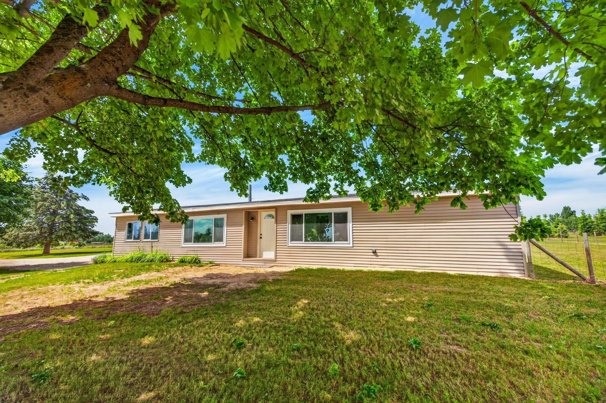 10215 E Day Mt Spokane Rd — photo