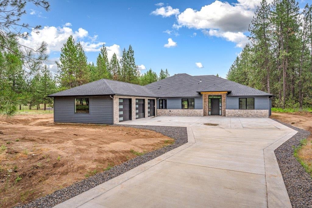 1015 W Montgomery Rd — photo