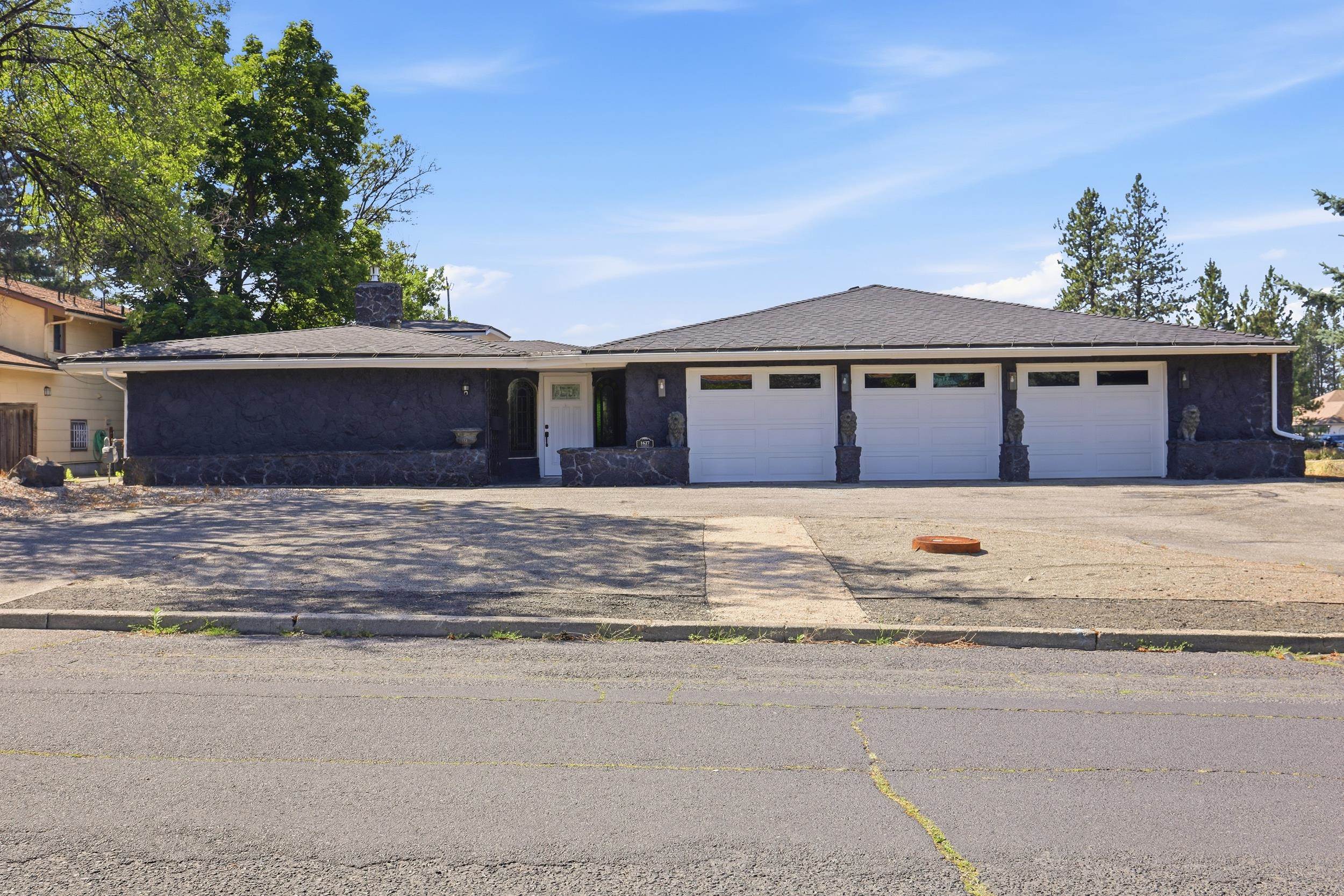 1627 W Courtland Ave — photo