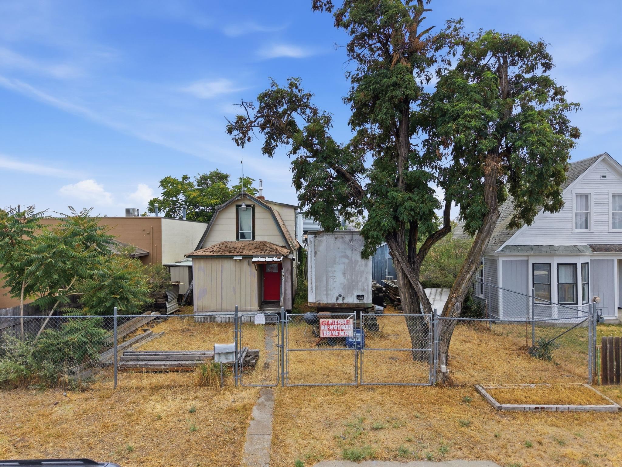 712 N Hogan St — photo