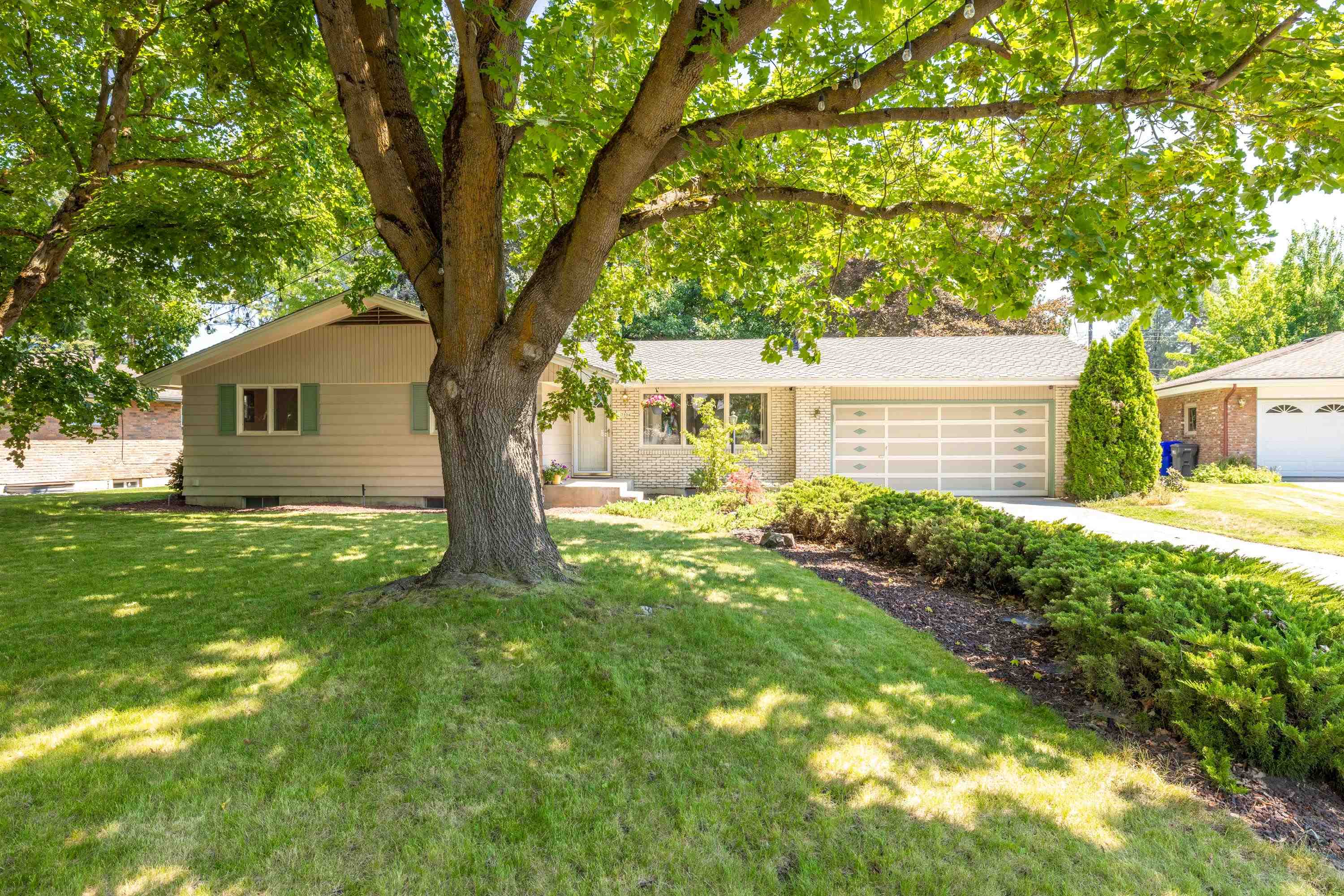 7804 N Madison Ct — photo