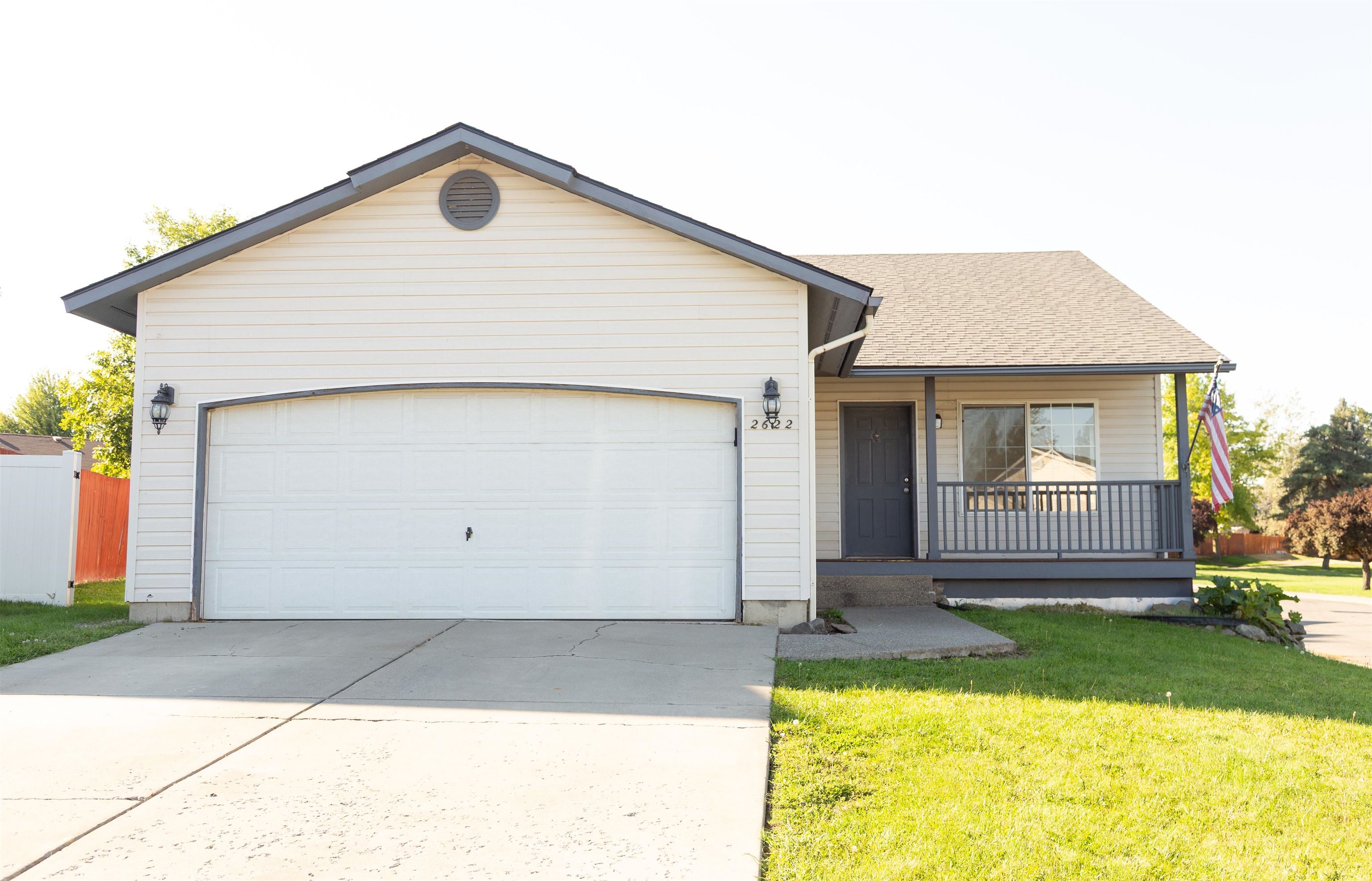 2622 Oxford Cir — photo