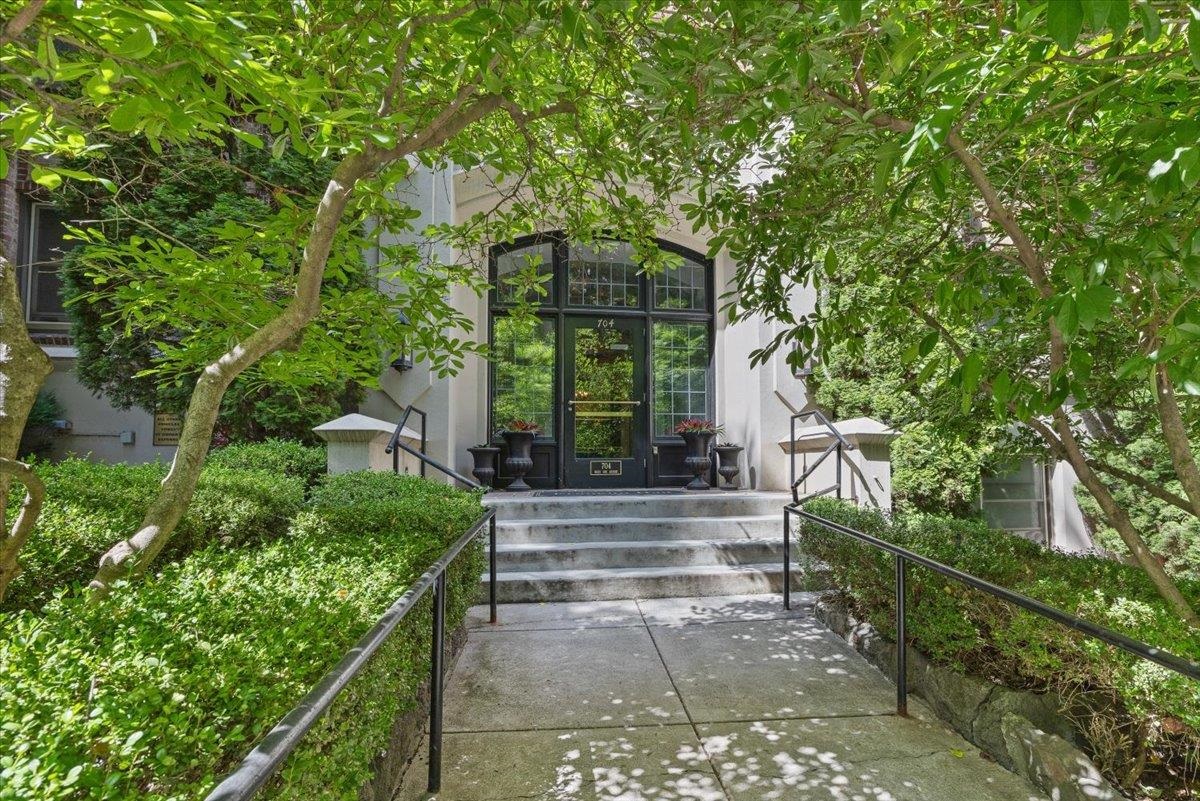 704 W 6th Ave — photo