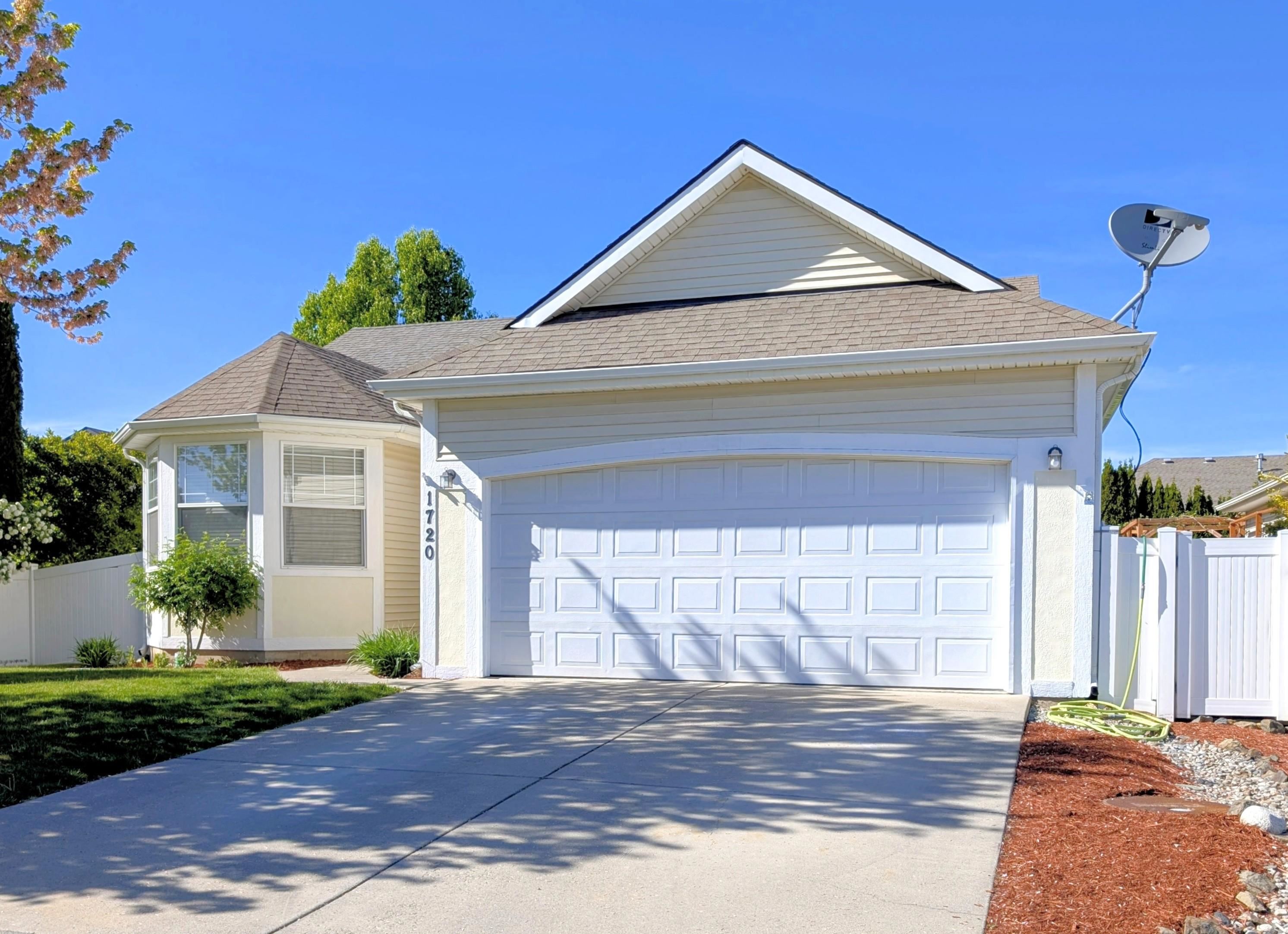 1720 W Briar Ln — photo