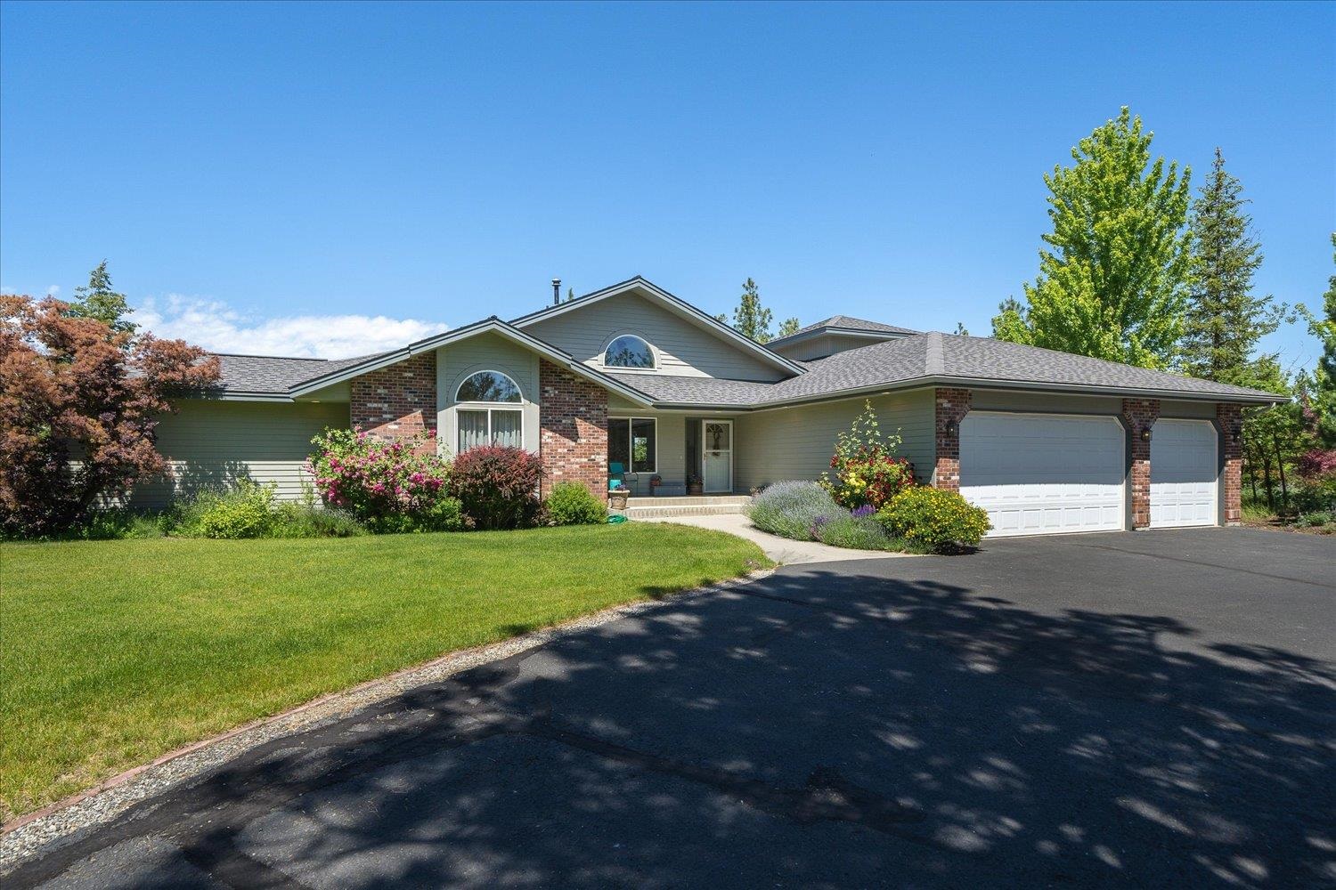 1607 E Wildflower Ln — photo