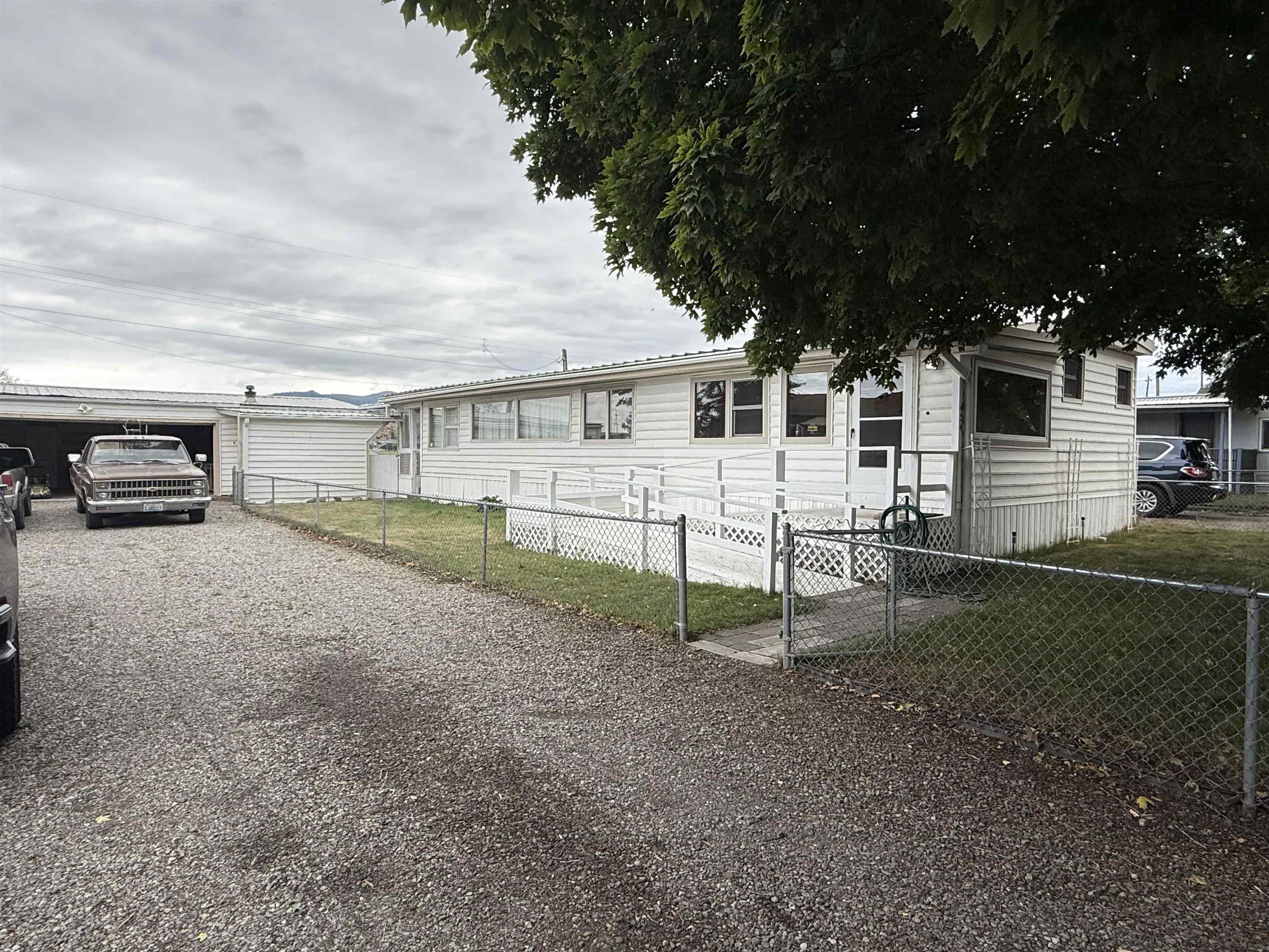 424 N Hodges Rd — photo