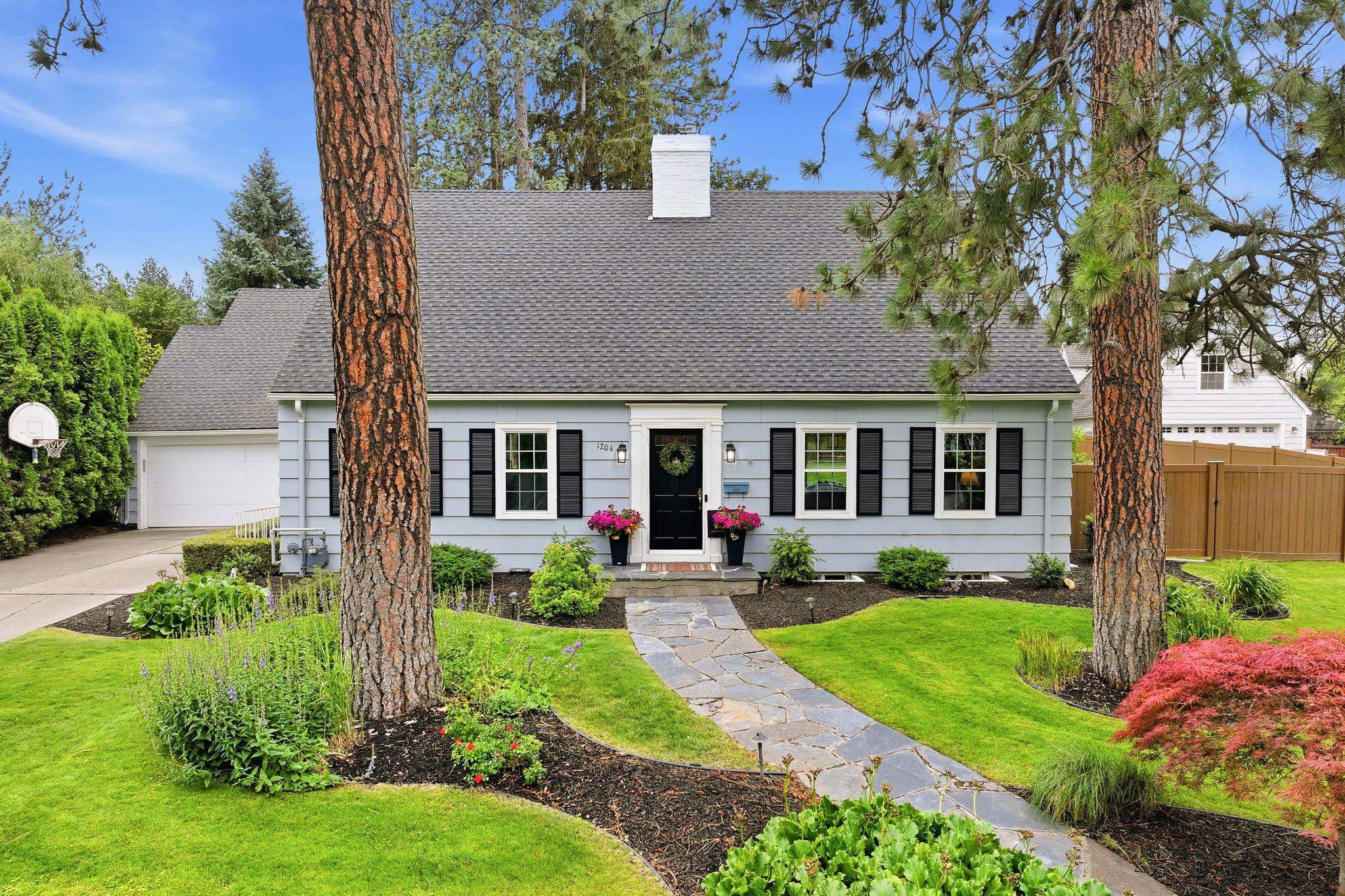 1204 E Overbluff Rd, Spokane, WA 99203 — photo 2