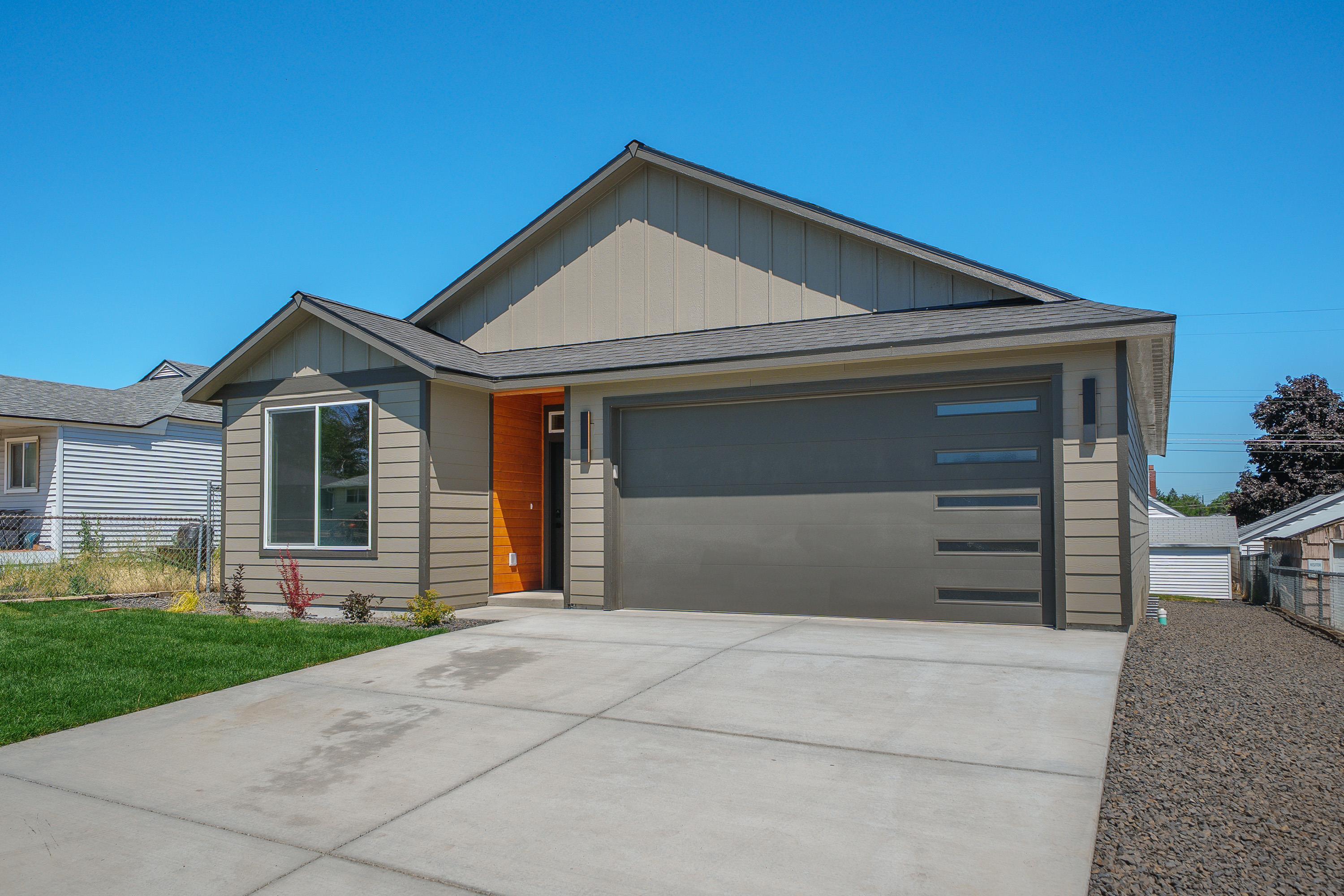 2011 E Longfellow Ave, Spokane, WA 99207 — photo 2