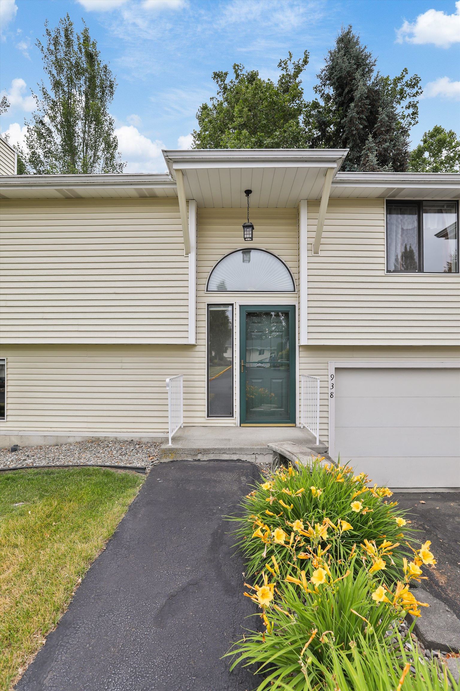 938 E Calkins Dr, Spokane, WA 99208 — photo 3