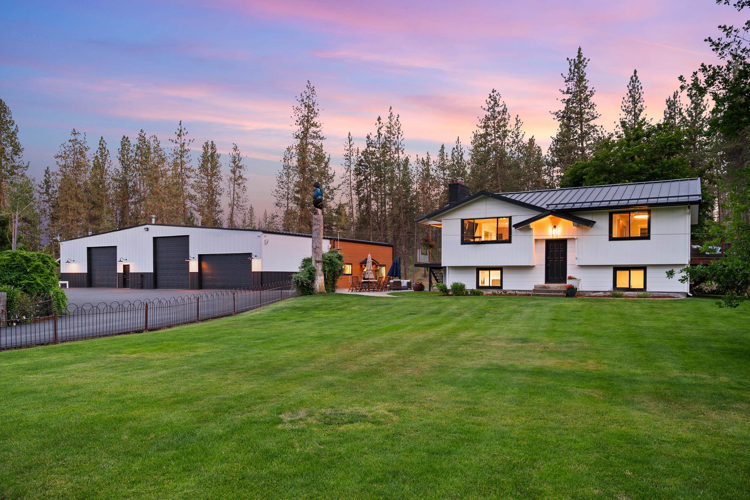 9427 N Riverside Park Dr — photo