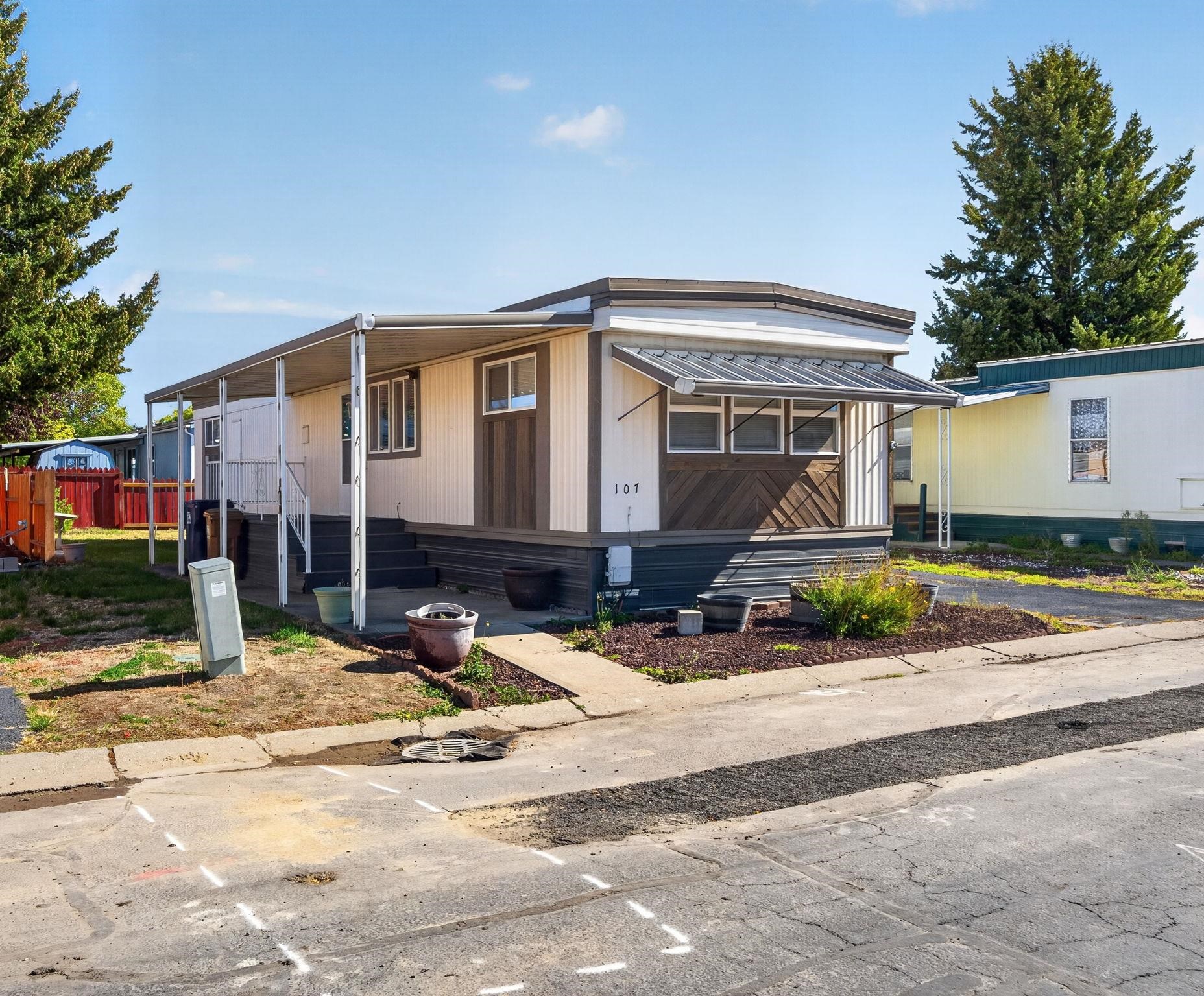 1211 E Lyons Ave — photo